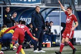In het amateurvoetbal geldt deze eis van een geldige trainerslicentie ook maar uitsluitend voor teams uitkomend in de door het bestuur amateurvoetbal aangewezen divisies en/of klassen. Ole Tobiasen Kon Bijtekenen Bij Almere City Maar Stond Twee Dagen Later Plots Op Straat Nrc