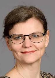 Charlotte stadig i front for lærerne, og Inger tager manden og Dylan med i  kirke