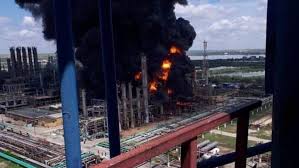 An explosion at a petromidia's black sea crude oil refinery in romania has sent plumes of black smoke rising into the sky. Px17xcseu6lhfm