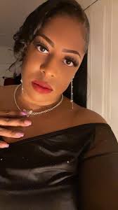 Can anyone edit the background to something pretty I really love this  picture