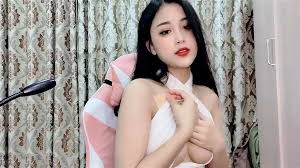 Girl webcam 053-3- Kka_Mmi with full breasts and a gorgeous face