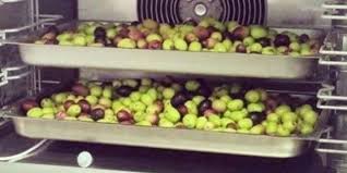 Avere in casa una bottiglia di olio al peperoncino è sempre una buona idea. Revoilution Una Giovane Start Up Inventa Il Mini Frantoio Per La Casa Intervista Al Ceo Antonio Pagliaro Cosi Fare L Olio E Semplice Come Fare Un Caffe L Huffpost