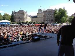 Eine Riessen Menschenmasse Vor Der Buhne Samba Tanzerin Festival