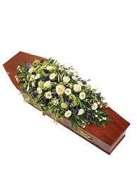 Colpo ritagliato di mani umane con busta, fiori di gerbera e felice biglietto di auguri per la festa della mamma sul grigio. Copribara Di Gerbere Rose Bianche E Fiori Viola Coronafunerale