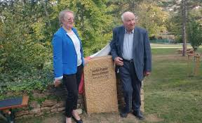 Porte-des-Pierres-Dorées. À Pouilly-le-Monial, une stèle en l'honneur de Marcel  Berger