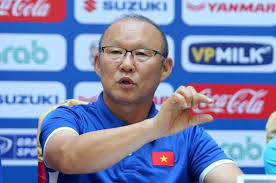Sau khoảng 30 phút lấy hành lý, kiểm tra y tế, vợ chồng ông lên xe ra về. Con Trai Hlv Park Hang Seo Noi Ä'iá»u Báº¥t Ngá» Vá» Cha Minh