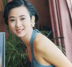 一 1968年，翁虹出生在香港。 家里四个孩子，她排行老幺。 父母在清华大学工作，爷爷是晚清时期汉阳兵工厂的设计师。 典型的书香门第，又是唯一在香港出生的孩子，家教自然严格。 çœ‹äº†ç¿è™¹å¹´è½»æ—¶çš„ç…§ç‰‡ æ‰æ˜Žç™½ä¸ºå•¥é‚£ä¹ˆå¤šå¯Œå•†è¿½éšå¥¹è¿˜é€å¥¹è±ªå®… ç²‰ä¸æœåŠ¡ Fensifuwu Com