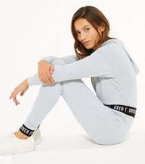 با قابلیت نمایش آمار، سیستم مدیریت فایل و آپلود تا 25 مگ، دریافت بازخورد هوشمند، نسخه پشتیبان از پستها و نظرات Girls Grey Fine Knit Over It Logo Slim Joggers New Look