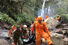 Kedua jalur tersebut memiliki jarak tempuh yang sama. 6 Fakta 40 Wisatawan Terjebak Di Air Terjun Tiu Kelep Tiga Tewas Hingga Wisata Air Terjun Ditutup Halaman All Kompas Com