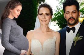 Çekimlerde 3 farklı tarz sergileyen evcen'in özellikle beyaz kıyafetli görüntüsü büyük beğeni topladı. Fahriye Evcen Ve Burak Ozcivit In Bebekleri Dunyaya Geldi Kiyafet Kombinleri