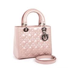 Achetez votre sac à main lady dior dior sur vestiaire collective, le dépôt vente chic sur internet. Sac Lady D Christian Dior Cuir Verni Rose Valois Vintage Paris