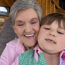 Another weekend of Dubai Chocolate covered strawberries and of course we  had to pair it with a homemade strawberry daiquiri!!! Available Saturday  and Sunday in the restaurant or