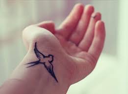 quelle est la signification du tatouage de colombe bird tattoo wrist tattoos girls small coloriage vache