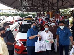 Kumulai dengan sering telepon, main ke tempatnya, dan akhirnya kupinang dia. Pemandu Teksi Mohon Bantuan One Off Lanjut Tempoh Permit