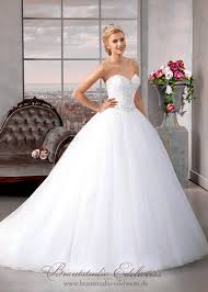 Step into the world of swarovski: Brautstudio Edelweiss Brautmoden Abendmoden Und Brautigammoden Brautkleider Aus Tull Die Eleganz Des Tulls Und Der Effekt Des Weiten Rockes