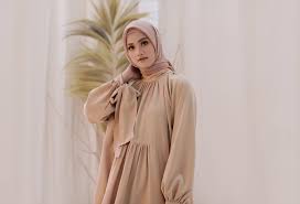 Baju warna cream muda cocok dengan jilbab warna apa. Jilbab Yang Cocok Untuk Baju Warna Nude