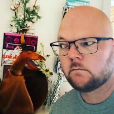 Til oktober lander de tre bøger om drengen Storm, som altid kommer for sent  i skole. I bog 1 kan du møde flyveøglen Skralle, men han er langt fra det  eneste “anerledes”