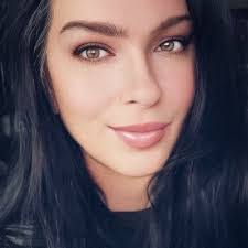 Isabelle Platt's Instagram, Twitter & Facebook