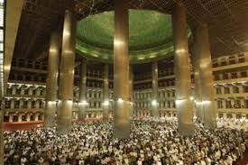 Solat tarawih secara berjemaah merupakan satu syiar agama islam. Bolehkah Ikut Shalat Tarawih Dengan Delapan Rakaat Dan Witir Sendiri Dirumah