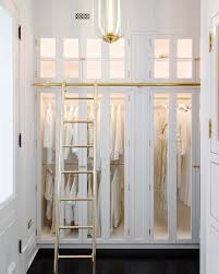 Giyinme Odasinda Her Esyaniza Ulasabiliceginiz Bir Kayar Merdiveni Kim Istemez Ki Gorunus Kada Soyunma Odalari Yatak Odasi Dolap Duzenleme Tasarim Ic Mekanlar