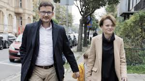 Jadwiga katarzyna emilewicz ma 45 lat i urodziła się w krakowie. Maz Jadwigi Emilewicz Robi Kariere Dzieki Zonie Wicepremier Odpiera Zarzuty