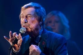 Il a écrit, il y a cinquante ans, en 1965, une chanson intitulée les journalistes. Jean Pierre Ferland 3 La Presse Touristique