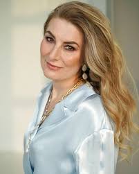 Большая честь родиться в такой День 🎇 . Принимаю поздравления! Сегодня мой  48 день рождения 🌷 . Совсем не ощущаю возраста, ещё столько планов на  будущее! Я в предвкушении, что интересного принесёт этот год?)