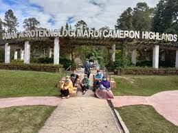 Salah satu tempat tarikan pelancong di cameron highlands ialah taman agroteknologi mardi.amat mudah untuk sampai ke taman ini dan jarak dari bandar tanah rata hanya lebih kurang 500 meter. Mohd Faiz Bin Abdul Manan Taman Agroteknologi Mardi Cameron Highlands