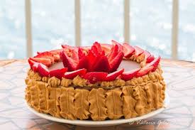 крем для торта с вареной сгущенкой и взбитыми сливками Biskvitnyj Tort S Kremom Iz Varenoj Sgushenki Biskvitnyj Tort Pirogi S Kremom Biskvit S Kremom