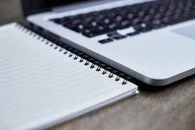 Berbagai kreasi dan inovasi dihadirkan sehingga membuat laptop memiliki desain ciamik dan fitur yang mumpuni. Komputer Laptop Buku Catatan Pena Meja Teknologi Merapatkan Naskah Catatan Ambil Catatan Kerja Pikist