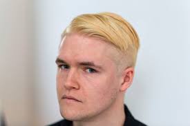 Do gentlemen prefer being blond?