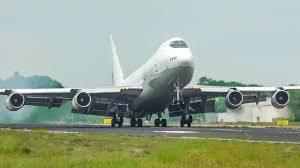 This aircraft was bought new by & had a long flying career with air new zealand. Boeing 747 Landing A B747 Classic In 2020 Nose Up After Touchdown 4k Youtube