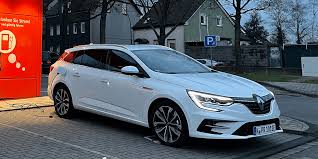 Strengthened by its alliance with nissan and mitsubishi motors, and its unique expertise in electrification, the group comprises 5. Renault Megane E Tech Komplexer Plug In Hybrid Im Test Electrive Net