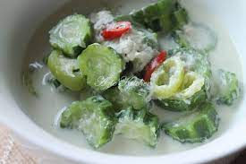 Terkadang dengan sayur, makan yang biasa pun jadi berselera dan tentunya mampu menambah nafsu makan. Masak Lemak Putih Petola Versi Kelantan Azie Kitchen