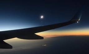 La luna comienza subiendo detrás de la sombra y el efecto de la linterna japonés aparece nuevamente. El Eclipse Solar Total Desde 2 Julio Hasta 2019 Fotografiado Desde El Avion