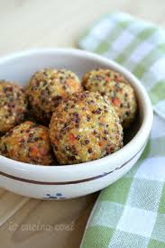Formate delle polpette di quinoa della grandezza di una noce, disponetele su una teglia coperta con carta forno, irroratele con l'olio extravergine d'oliva rimasto e infornate a 180° c per circa 15. Polpette Di Quinoa E Carote Io Cucino Cosi Ricette Cibo Cibo Vegano