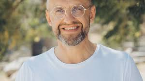 Daniel Alm släpper personlig ledarskapsbok