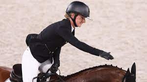 Riding her horse amande de b'neville, she won gold. Ocd Qrnnhrz4em