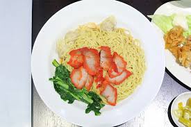 The distinctive feature of eng's wanton mee is undoubtedly the super hot, sweat inducing chilli sauce which sets your palate ablaze like a one ton (read wanton) napalm bomb. Eng S Char Siew Wantan Mee New Eng S Wanton Noodles Just Across The Road At Tanjong Katong Danielfooddiary Com