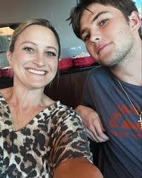 Anna Ducharme's Instagram, Twitter & Facebook