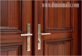 Gagang pintu minimalis ini sangat elegen bagus sekali dengan sentuhan warna hitam dan garis warna emas yang membuatnya semakin elegan dan kalem. Pintu Kayu Minimalis Ini 5 Plus Minus Yang Harus Anda Tahu