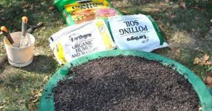 Using Soil In Gardens Difference Between Topsoil And Potting Soil Top Soil Potting Soil Garden Soil
