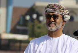 .الأسد بن طارق آل سعيد ، و الممثل الشخصي لل سلطان ؛ شهاب بن طارق ، قائد بحري متقاعد ، و هيثم بن طارق وزير التراث و الثقافة الوطنية. Ù‡ÙŠØ«Ù… Ø¨Ù† Ø·Ø§Ø±Ù‚ ÙŠØ¤Ø¯ÙŠ Ø§Ù„ÙŠÙ…ÙŠÙ† Ø§Ù„Ø¯Ø³ØªÙˆØ±ÙŠØ© Ø³Ù„Ø·Ø§Ù†Ø§ Ù„Ø¹ Ù…Ø§Ù† ØµØ­ÙŠÙØ© Ø§Ù„Ø¹Ø±Ø¨