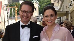 Andreas scheuer (44) und julia reuss kennen sich seit 13 jahren und sind sich im bundestag oft über den weg gelaufen, heißt es nun verkehrsminister andreas scheuer (csu) mit neuer frau gesehen. 6ut1poey7j8ubm