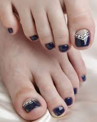 Uñas decoradas con esmalte azul brillante y algunos detalles de piedras. Decorado De Unas Con Piedras Para Pies Colores Unas