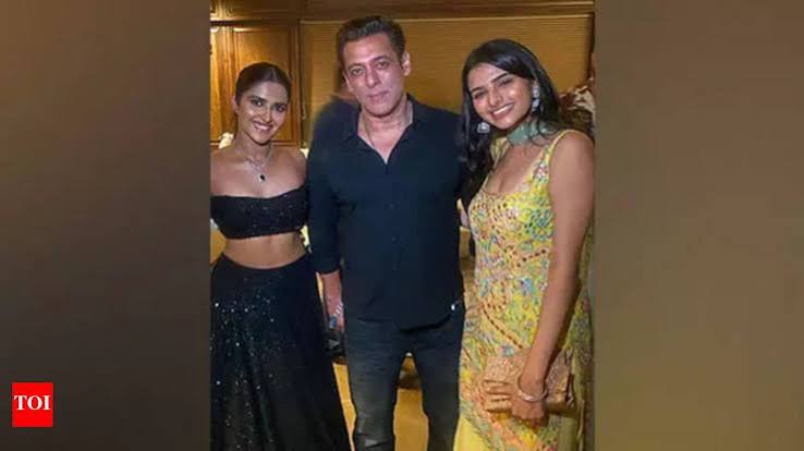 Loved Maine Pyar Kiya? This pic of Salman with Bhagyashree's daughter, Mohnish Bahl's daughter will make you nostalgic | Hindi Movie News - Times of India