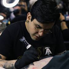 Tatuador Venezolano conquista Europa < El Informador Venezuela