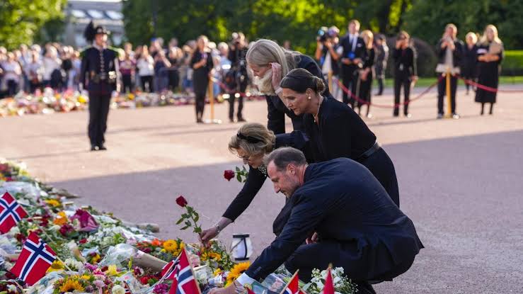 Marius, el hijo de Mette-Marit, se une al cortejo fúnebre del rey Harald
