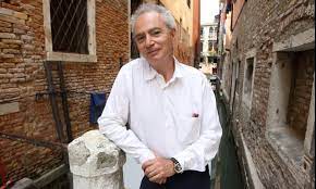 Daniele luttazzi, pseudonimo di daniele fabbri (santarcangelo di romagna, 26 gennaio 1961), è un comico, conduttore televisivo, scrittore, autore, attore, traduttore, cantautore e illustratore italiano. Vqmtlaozycmm M