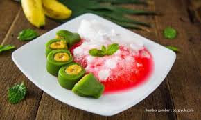 Ya es pisang ijo, jajanan legendaris yang bukan hanya bisa buat nyegerin tenggorokanmu tapi juga bisa mengganjal lapar. Segarnya Jualan Es Pisang Ijo Di Bulan Ramadan